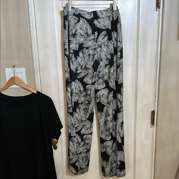 Chic Black and White Leaf Print Split, Wide Leg Pants and Top - Picture 4 of 7